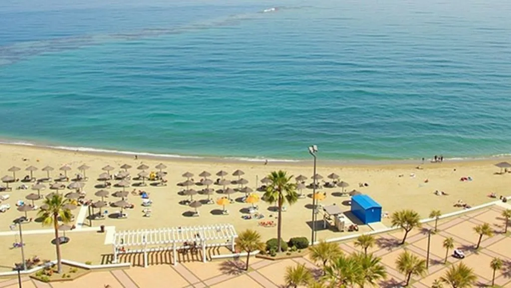 Fuengirola-stranden ved strandpromenaden