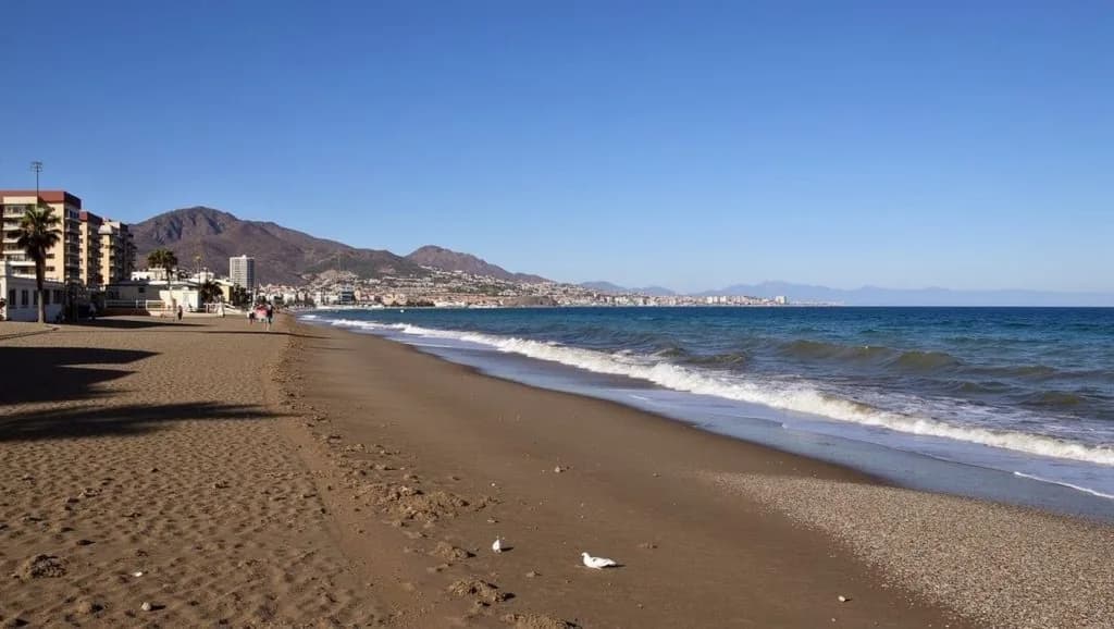 Vannkanten ved Fuengirola-stranden for spaserturer