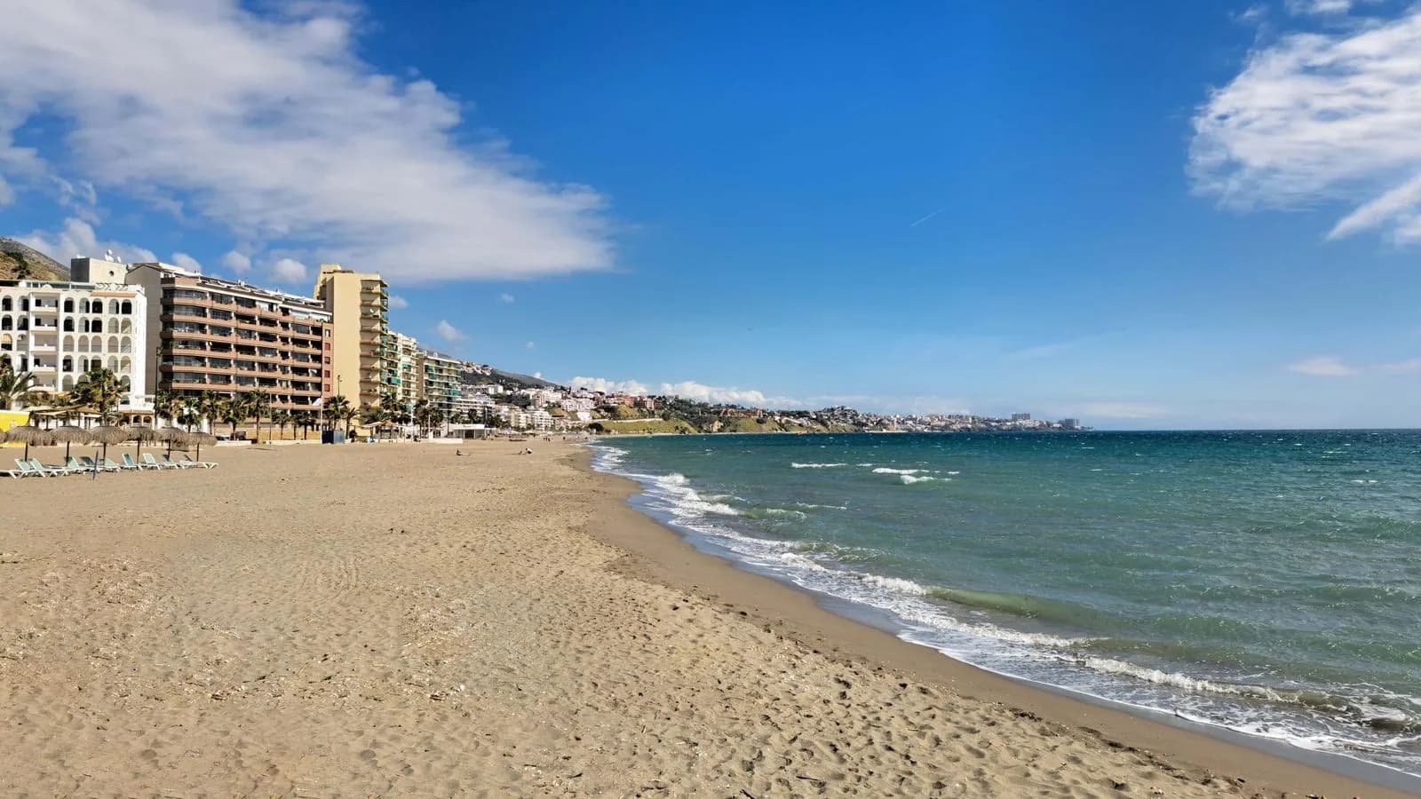 Panoramautsikt over stranden i Fuengirola og Costa del Sol