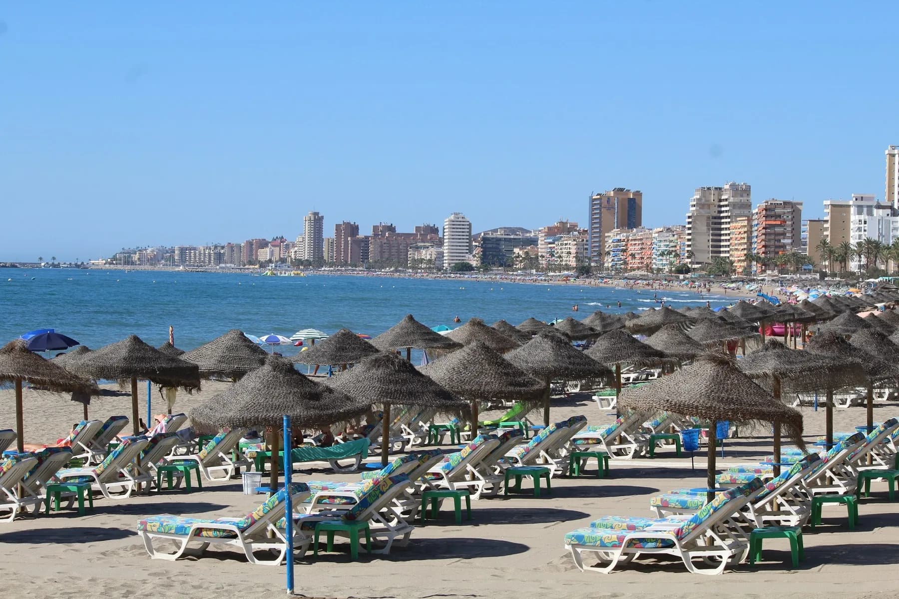 Solsenger og parasoller på Fuengirola-stranden