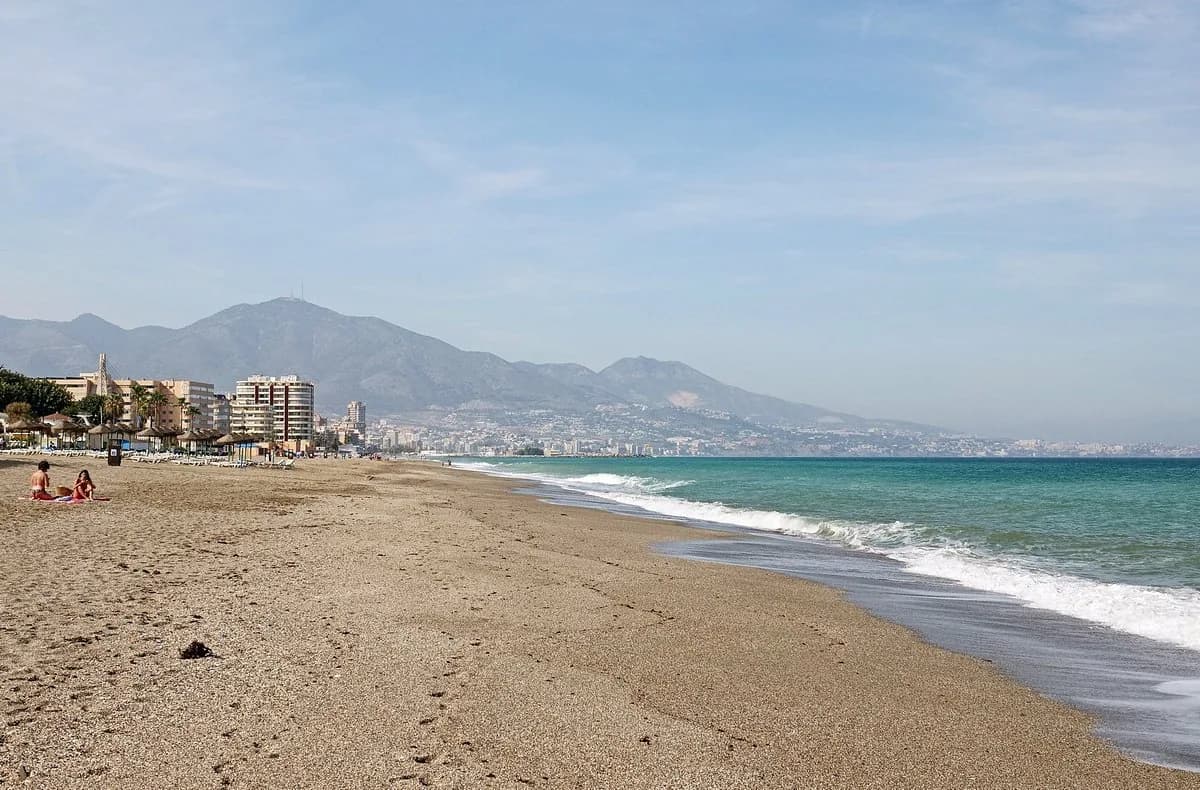 Bred middelhavsstrand i Fuengirola